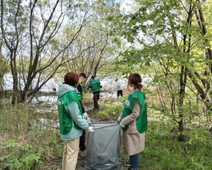 На берегах Суры в Пензе «Зеленые» собрали около 2 тонн мусора