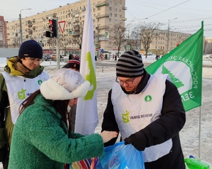 Питерские «Зелёные» подарили воспитанникам детского сада контейнер для сбора крышечек и провели акцию по раздельному сбору отходов