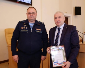 Член Федерального совета партии «Зелёные», депутат Парламента КБР Аслан Алтуев получил грамоту от Военного комиссара КБР