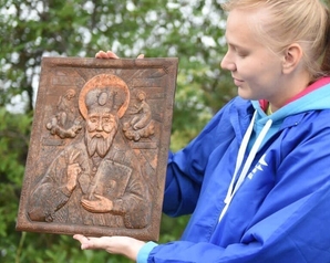 Найденную волонтерами «Чистой Арктики» старинную икону Николая Чудотворца передали в монастырь Мурманской области