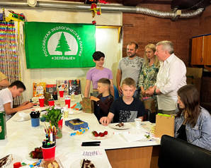Крымские «Зелёные» вручили детям подарки на праздничном утреннике