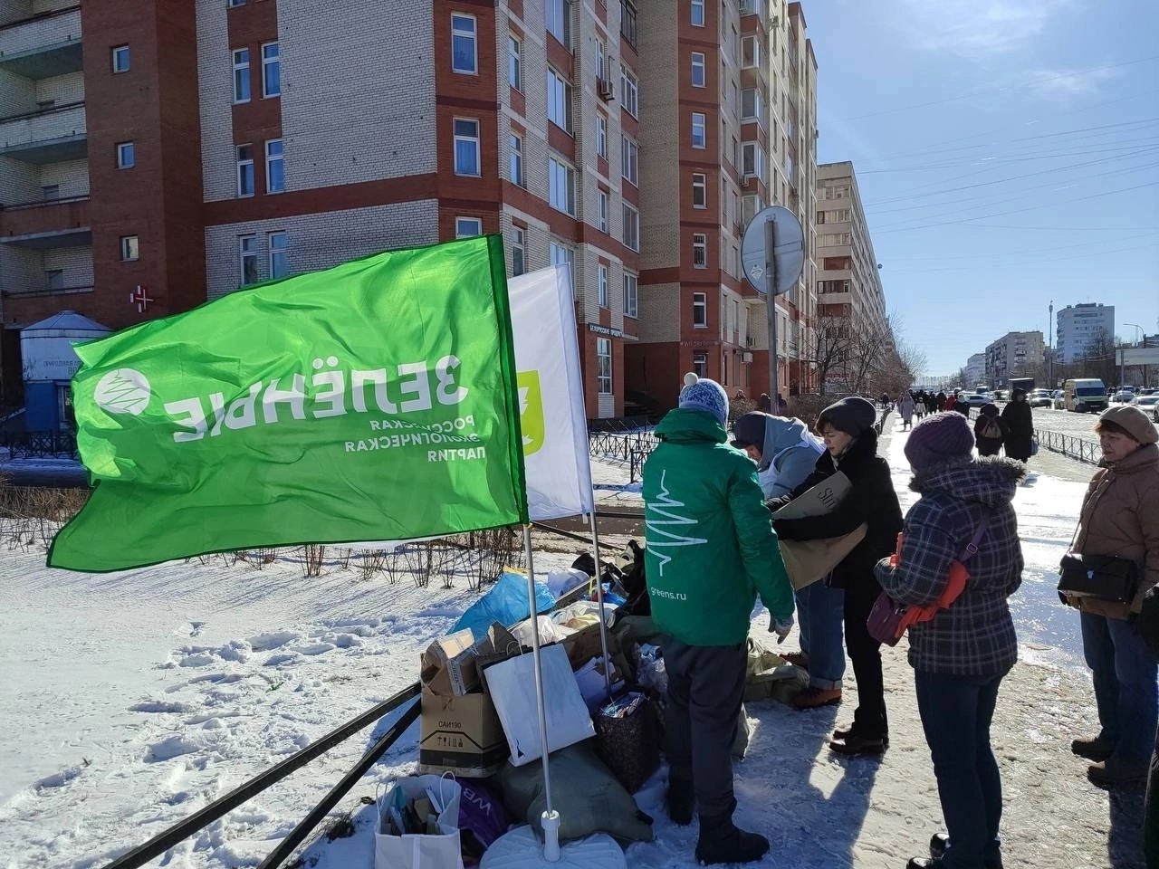 «ЗЕЛЁНЫЕ» провели в Петербурге акцию по раздельному сбору отходов