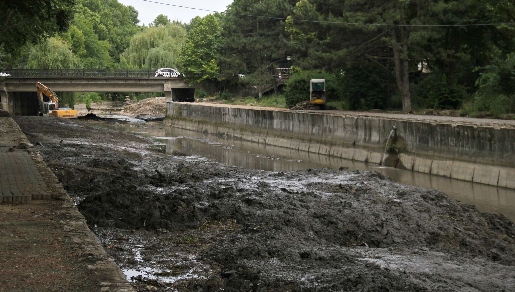 «ЗЕЛЁНЫЕ» Крыма очищают русло реки Салгир