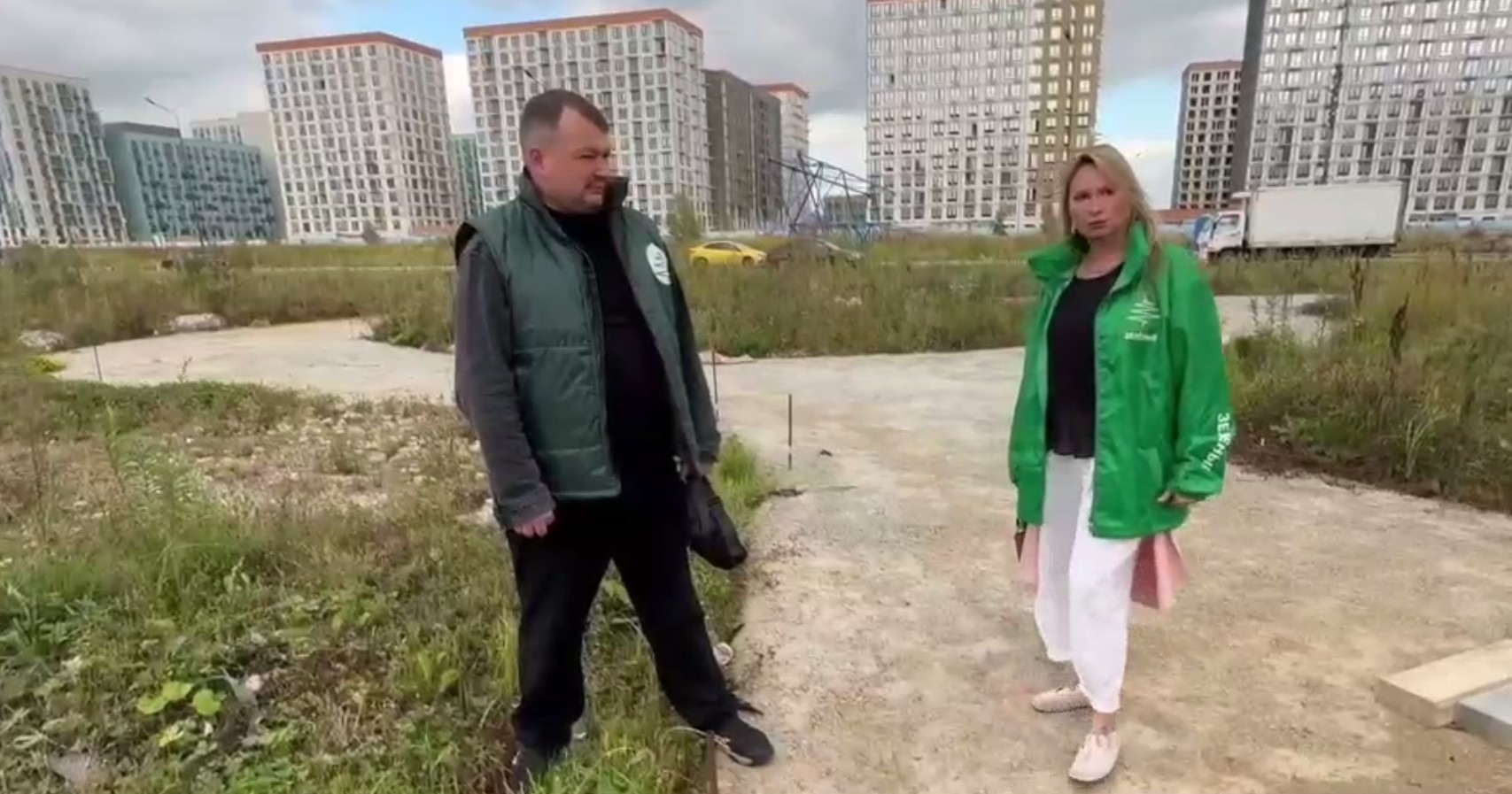 Железные штыри на детской площадке, реклама алкомаркета рядом со школой, кучи строительного мусора на газонах: «ЗЕЛЁНЫЕ» Москвы провели рейд в Остафьево