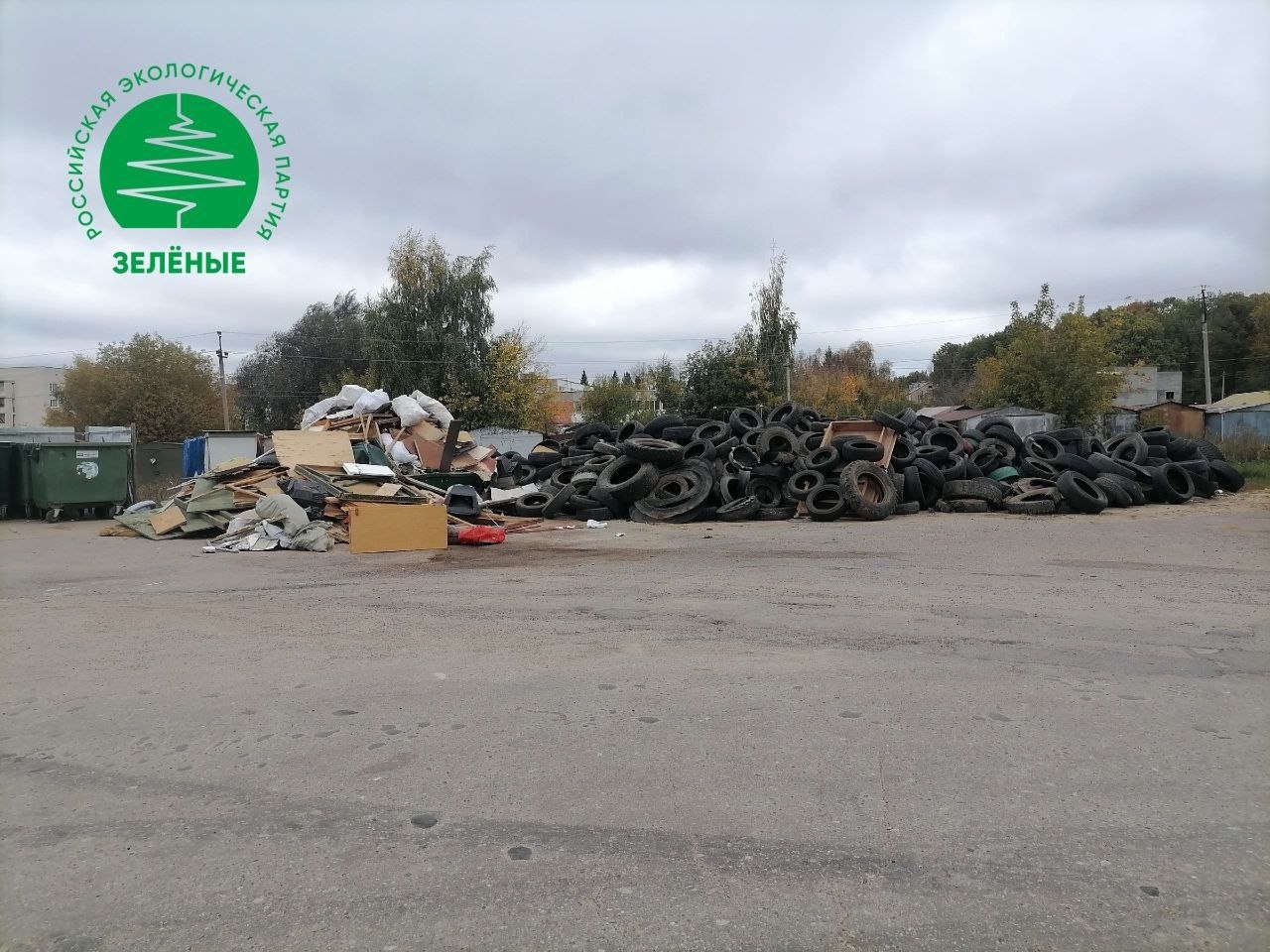 Ликвидировать гору покрышек рядом с контейнерной площадкой в посёлке Кугеси требуют «ЗЕЛЁНЫЕ» Чувашии